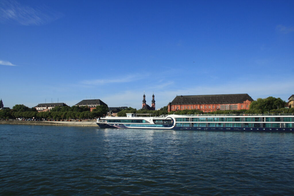 Flusskreuzfahrtschiff vor Mainz