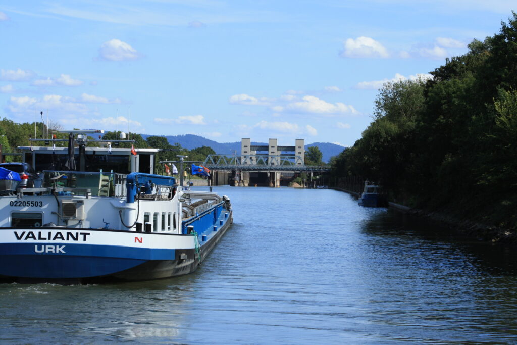 Schleuse auf dem Neckar bei Schwabenheim