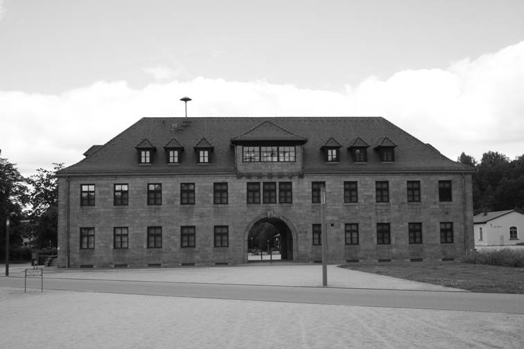Rückseite der Kommandantur mit Strasse zum Wohngebiet
