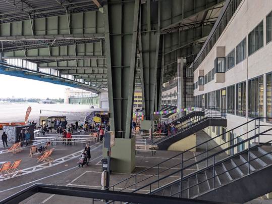 Flughafen Tempelhof - Übergang zum Rollfeld